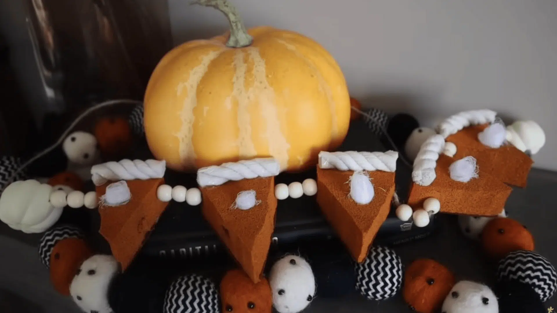 loofah pie slice garland